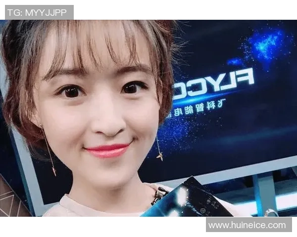 杨茗茗在天下足球节目中意外露胸罩引发热议网友纷纷讨论其时尚与尴尬的双重影响